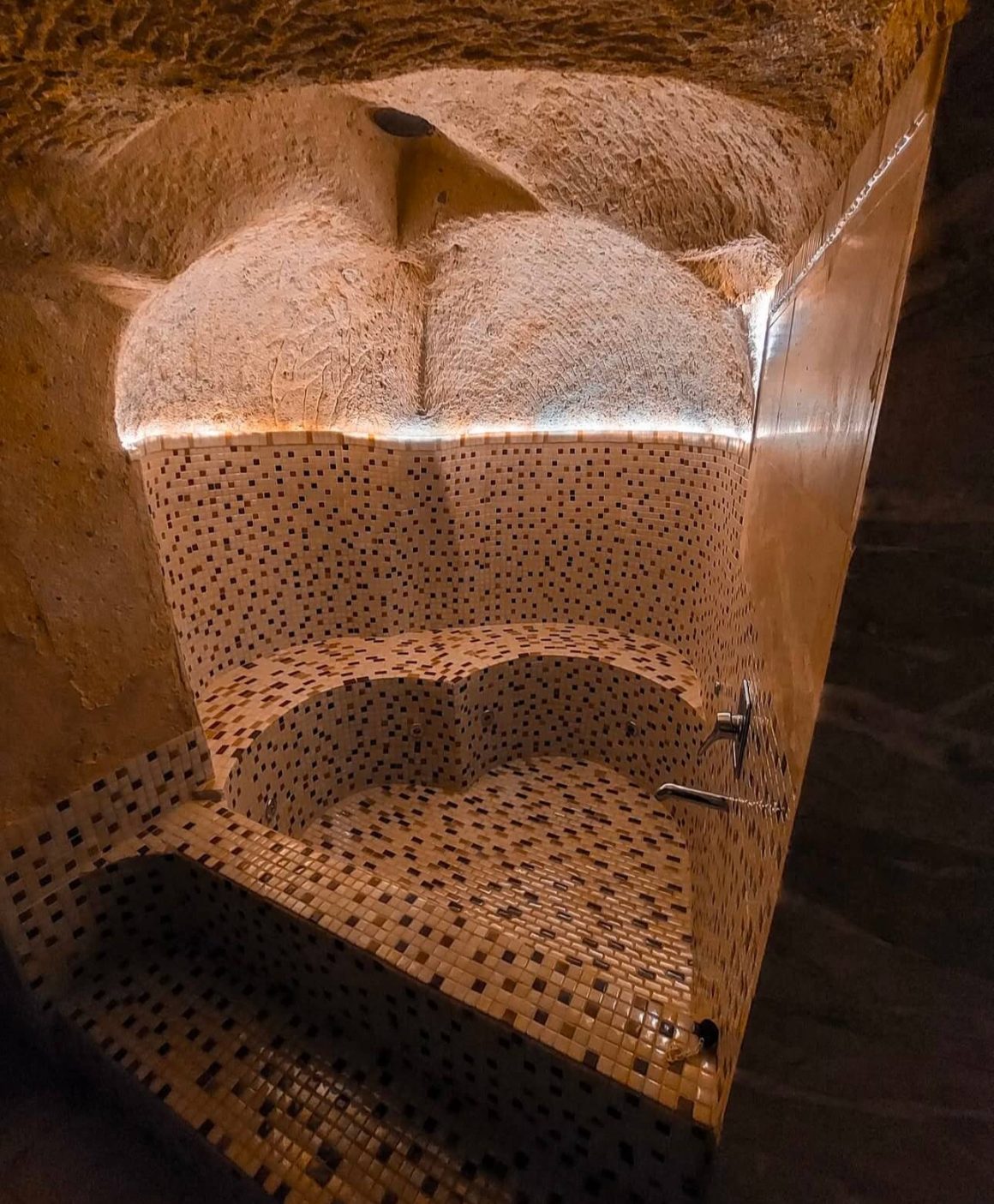 CAVE JACUZZI SUIT